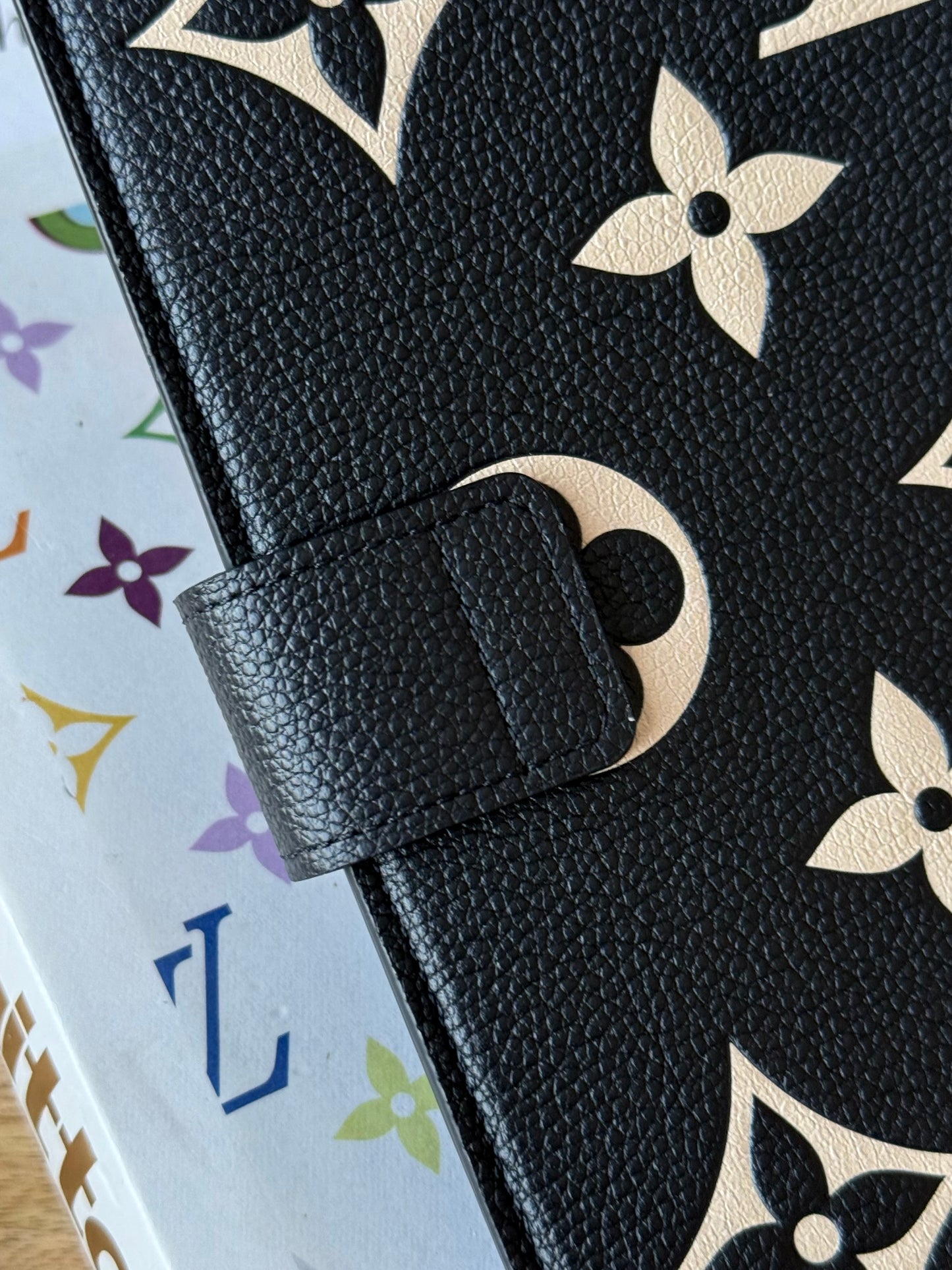 LV Giant Bicolor Cover