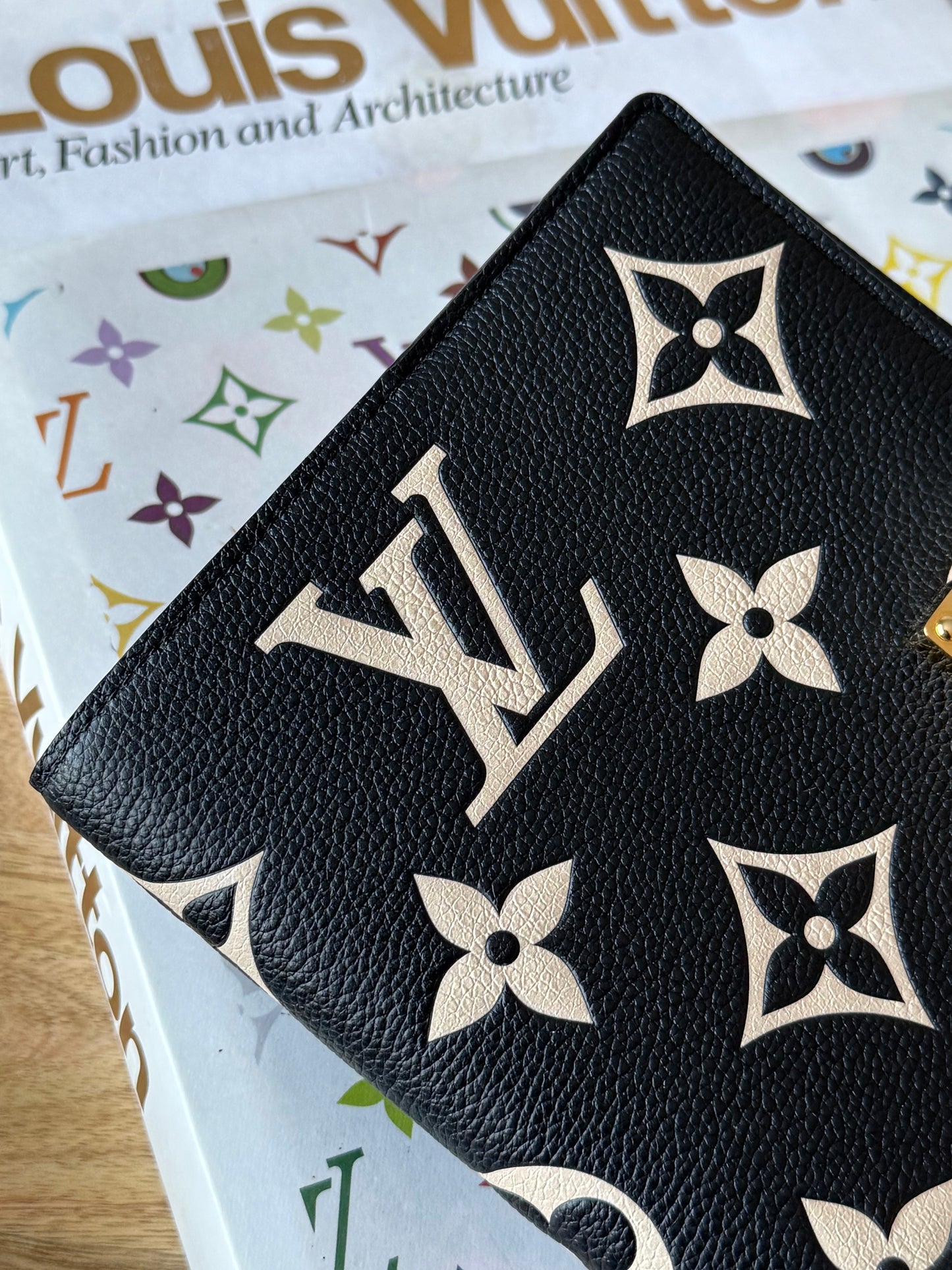 LV Giant Bicolor Cover