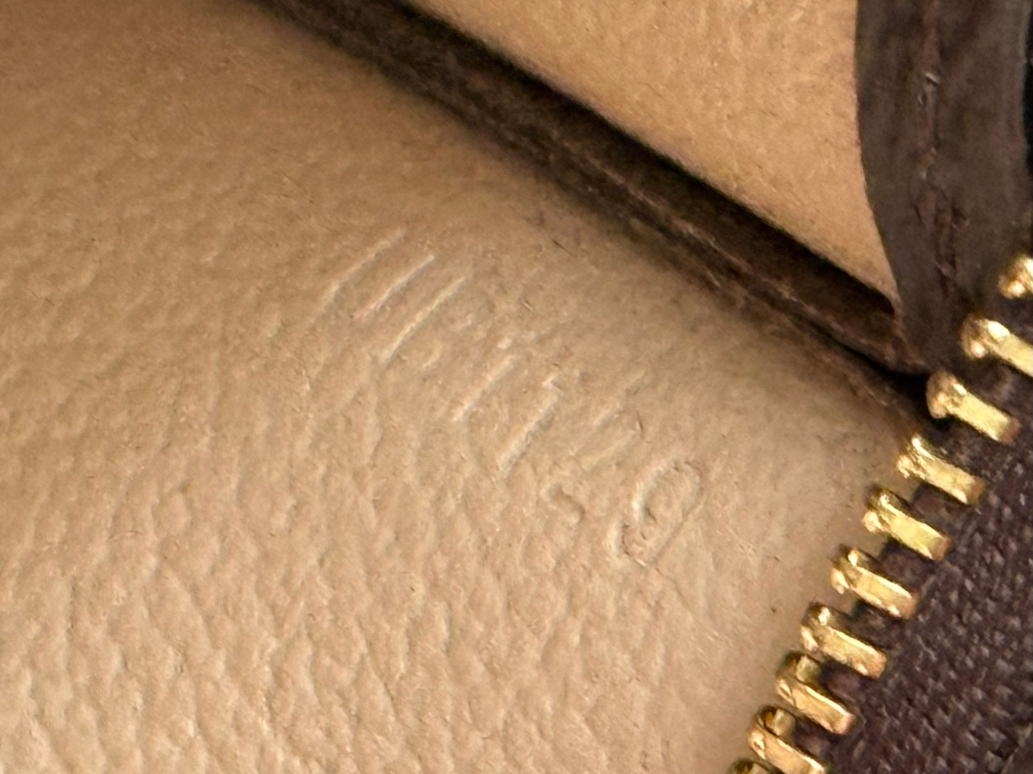 LV Toiletry 15