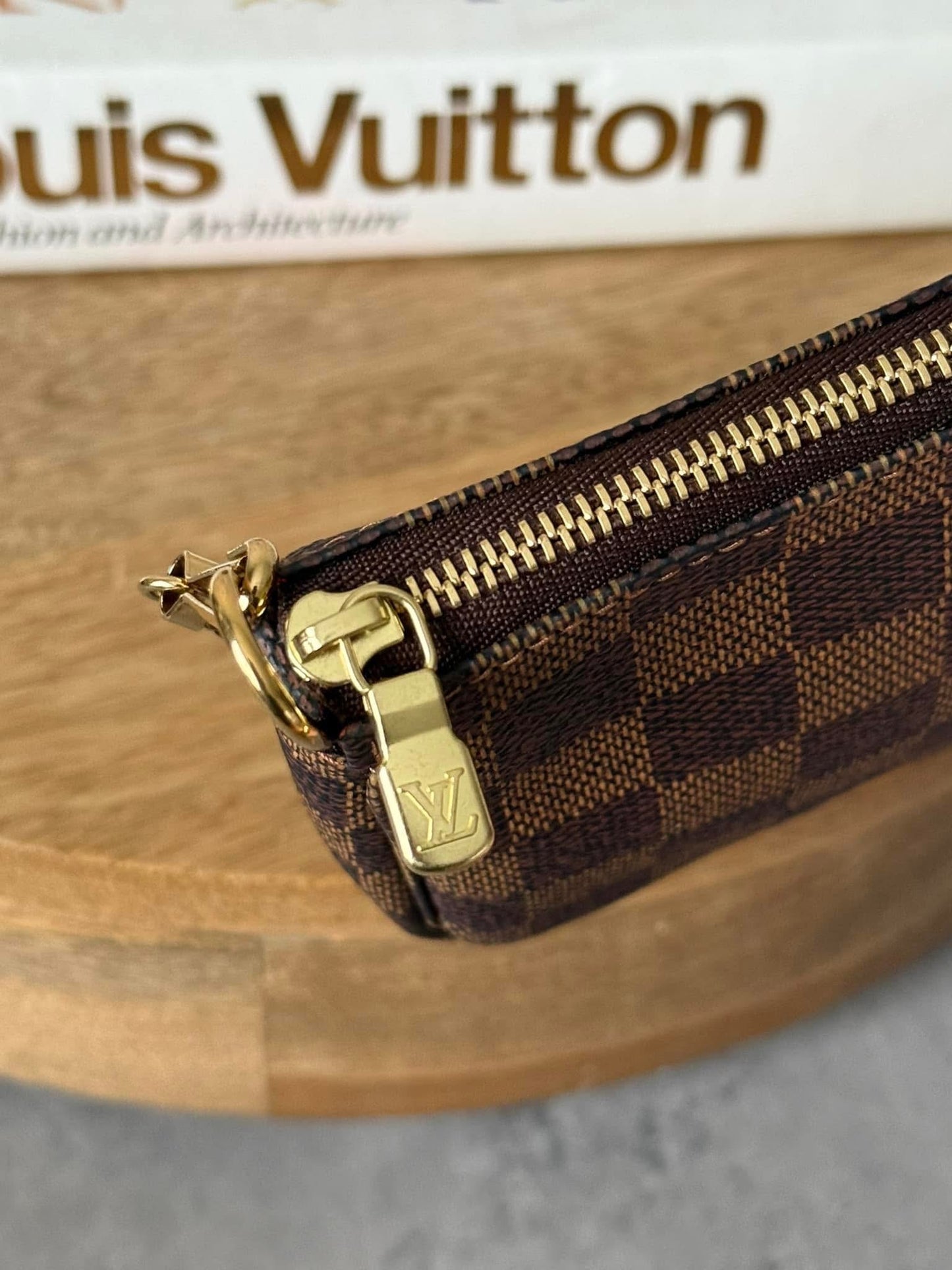 LV DE Bucket Pochette