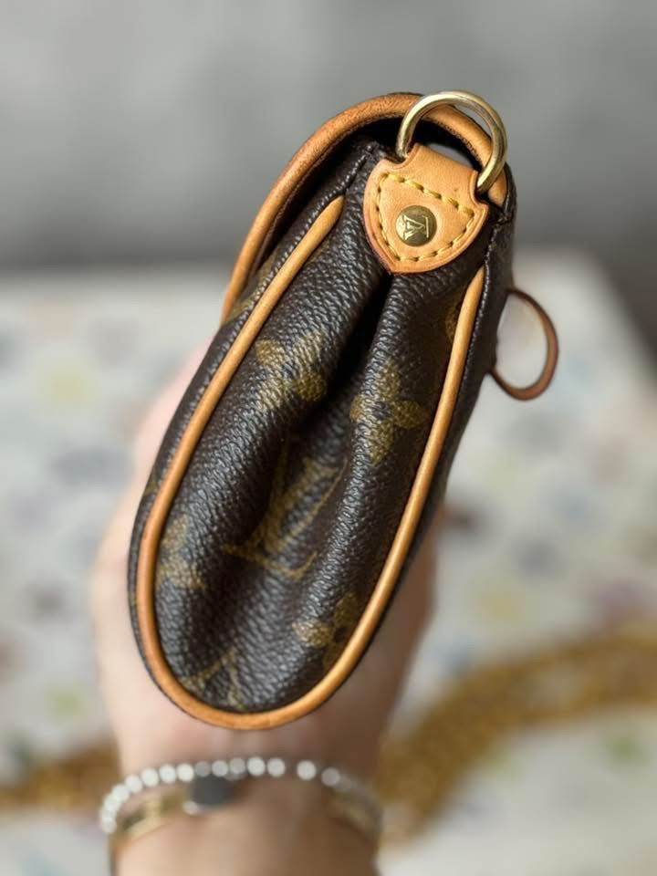 LV Friendly Pochette