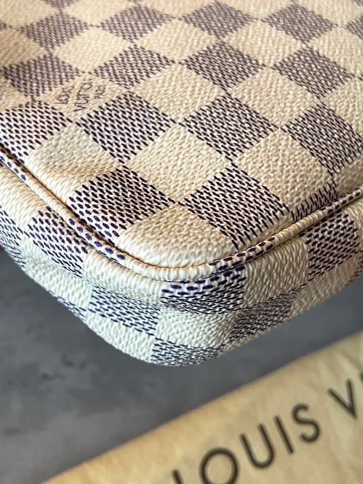 LV Pochette Accesoires Azur
