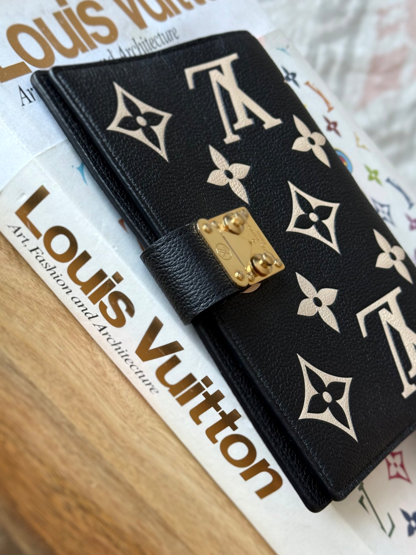 LV Giant Bicolor Cover