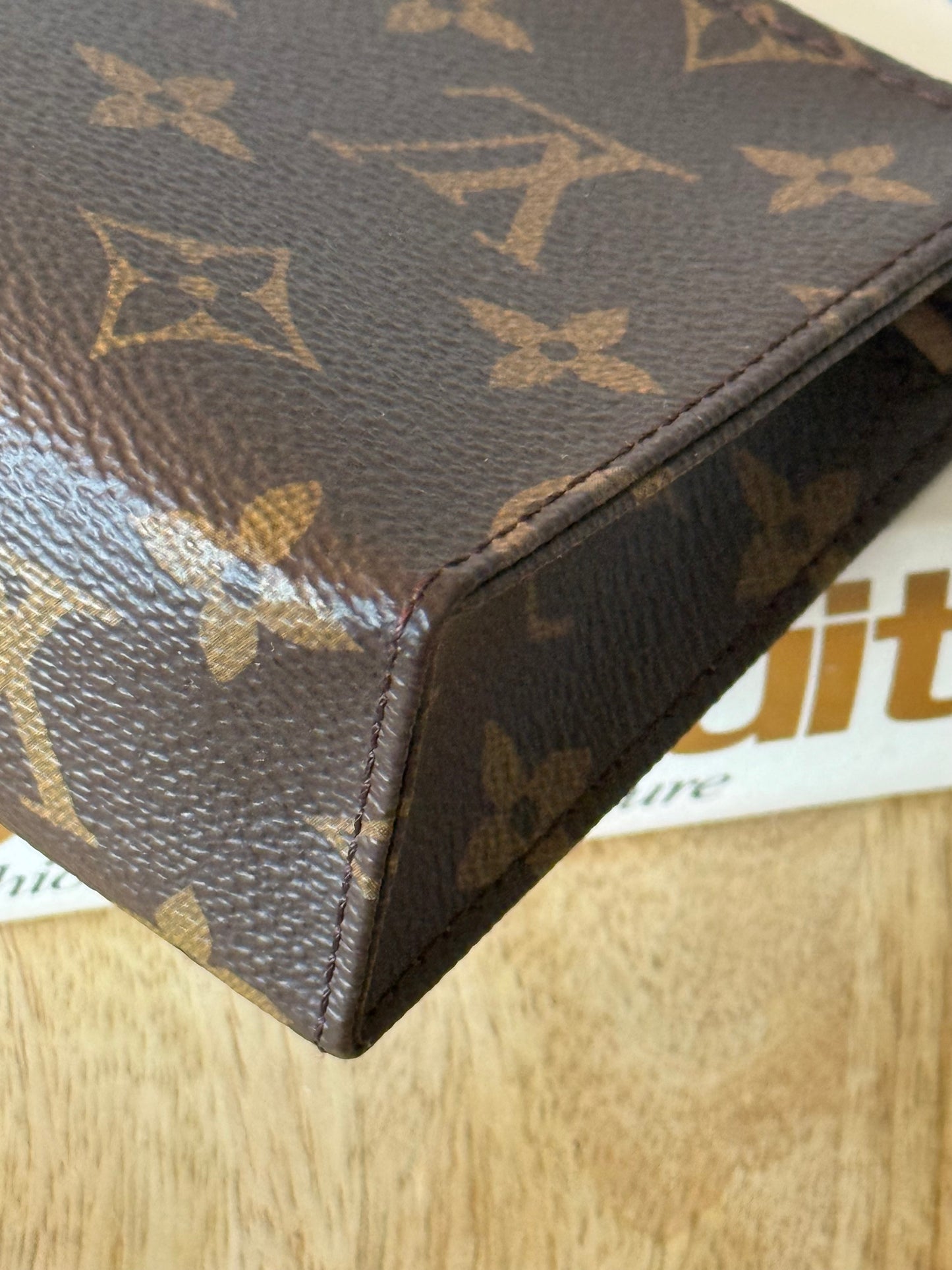 LV Toiletry 15