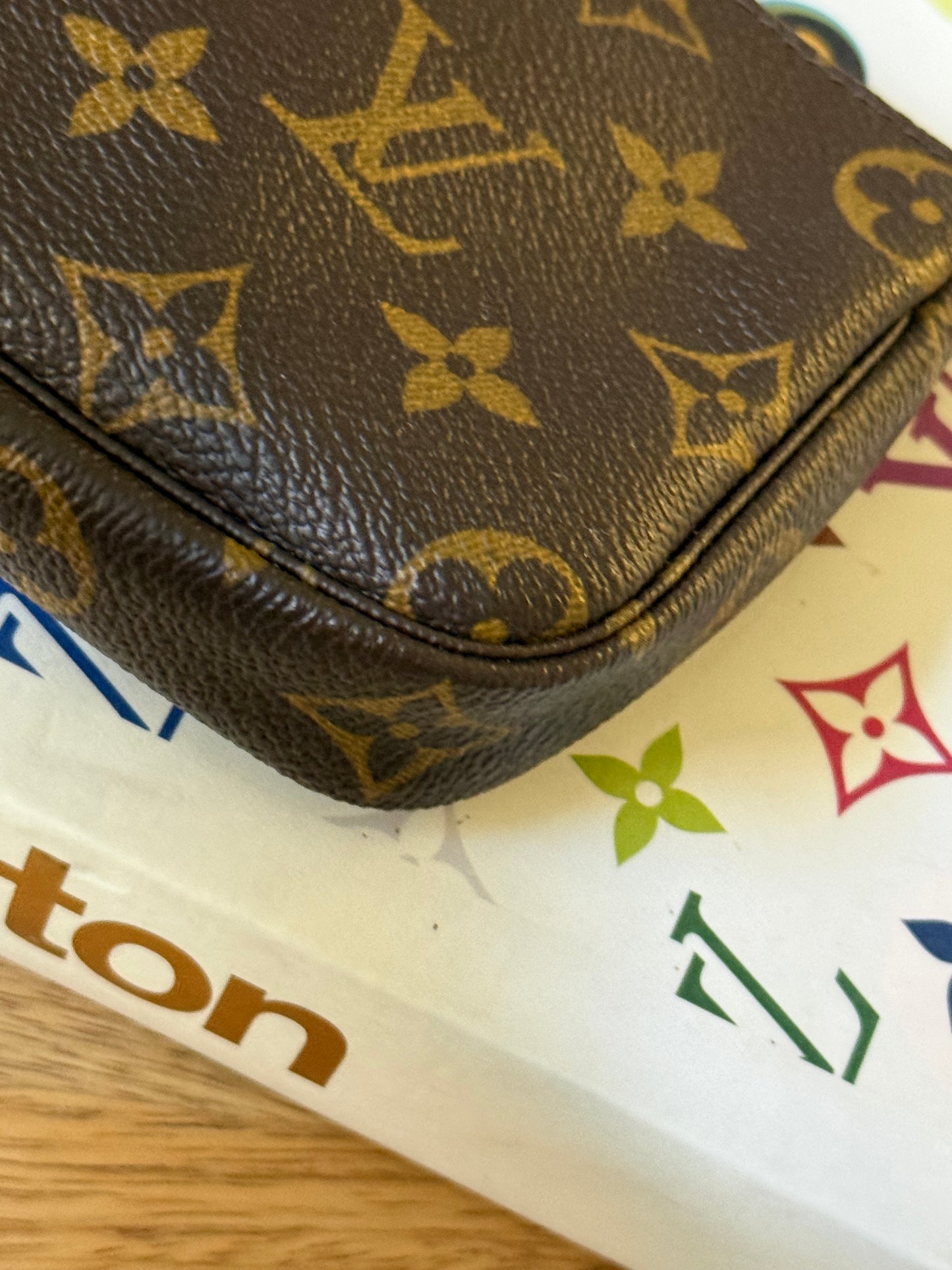 LV Bucket Pochette