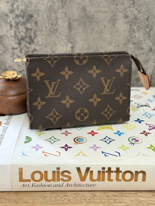LV Toiletry 15
