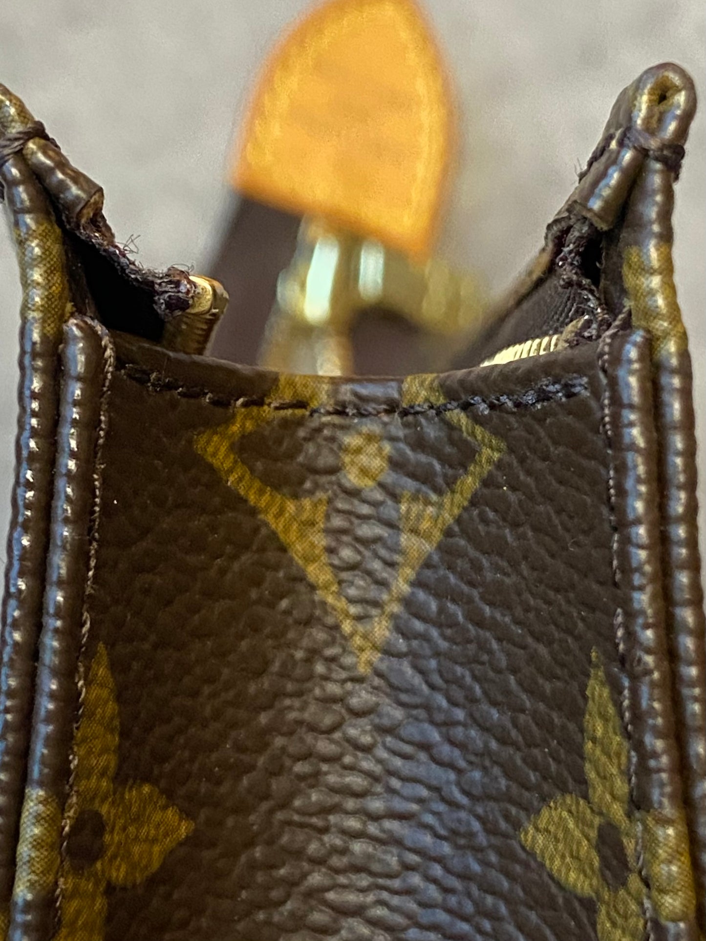LV Toiletry 15