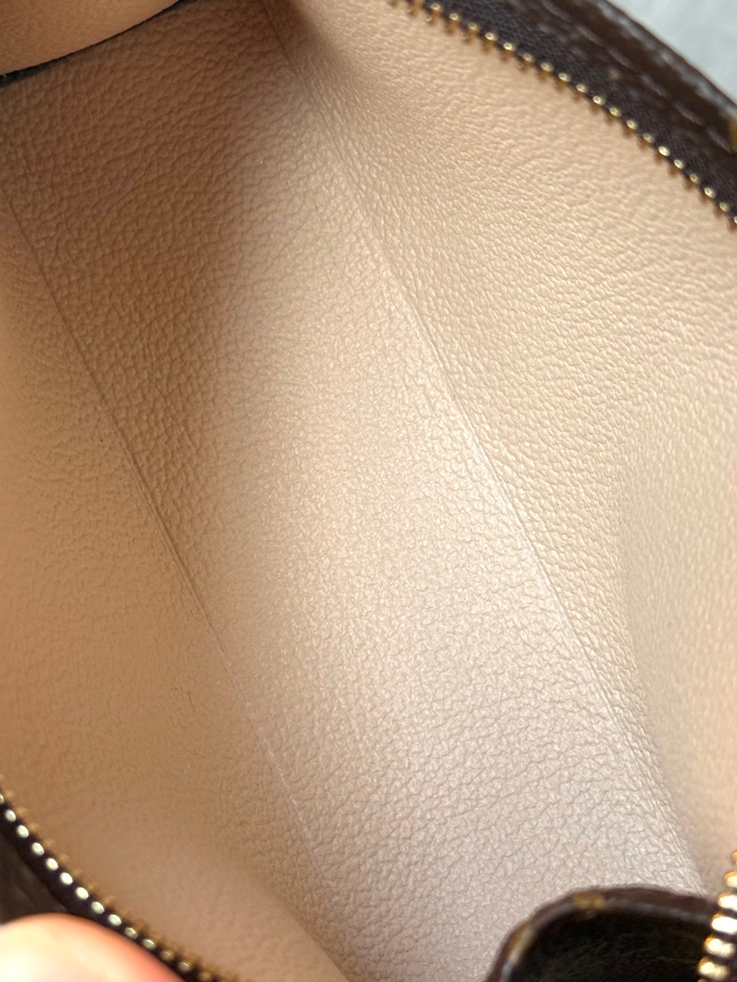 LV Toiletry 15
