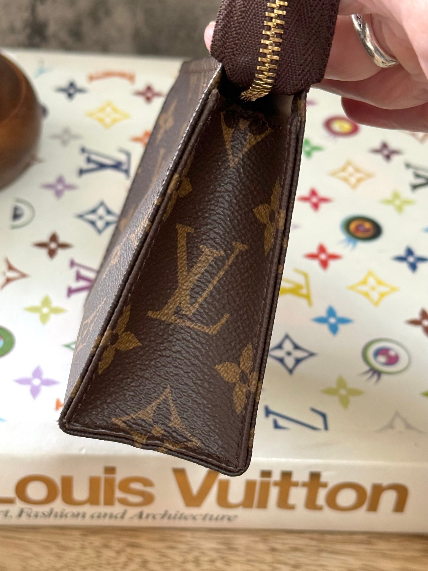LV Toiletry 15
