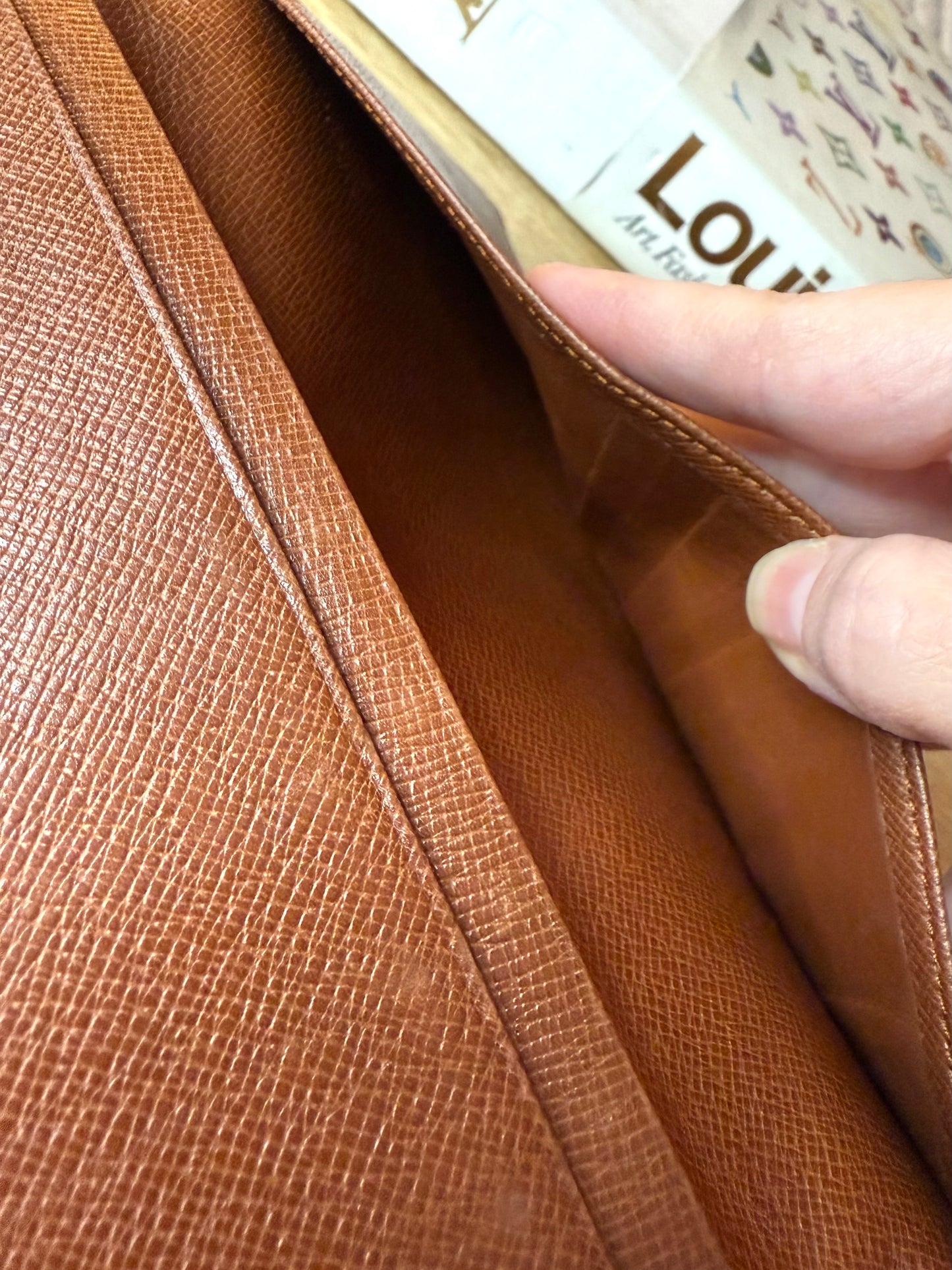 LV checkbook/Planner