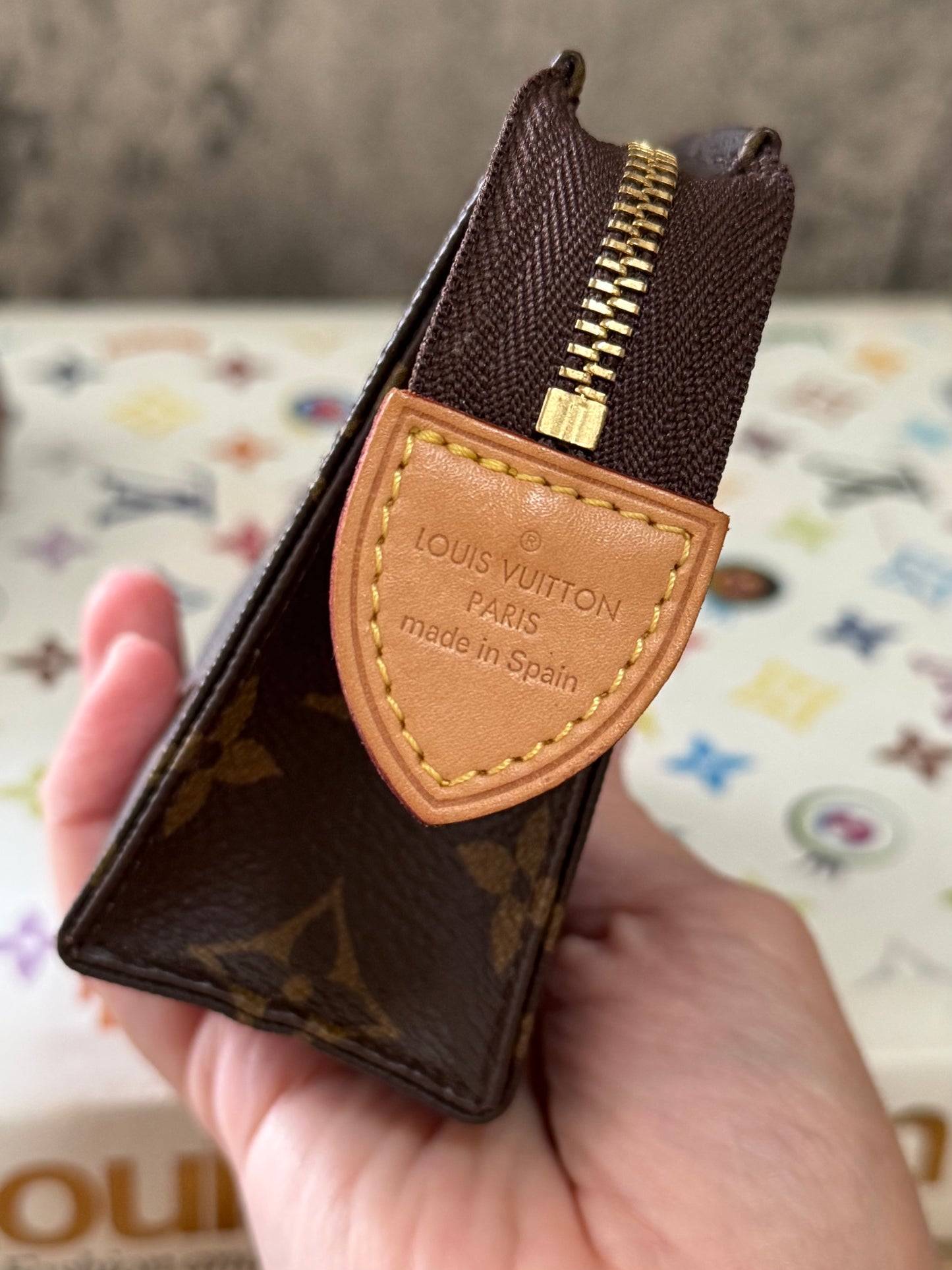 LV Toiletry 15