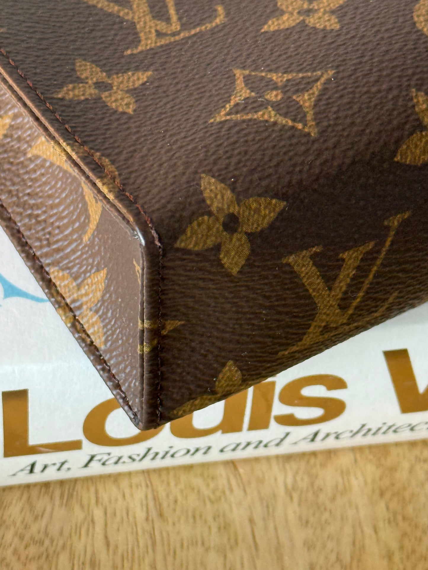 LV Toiletry 15