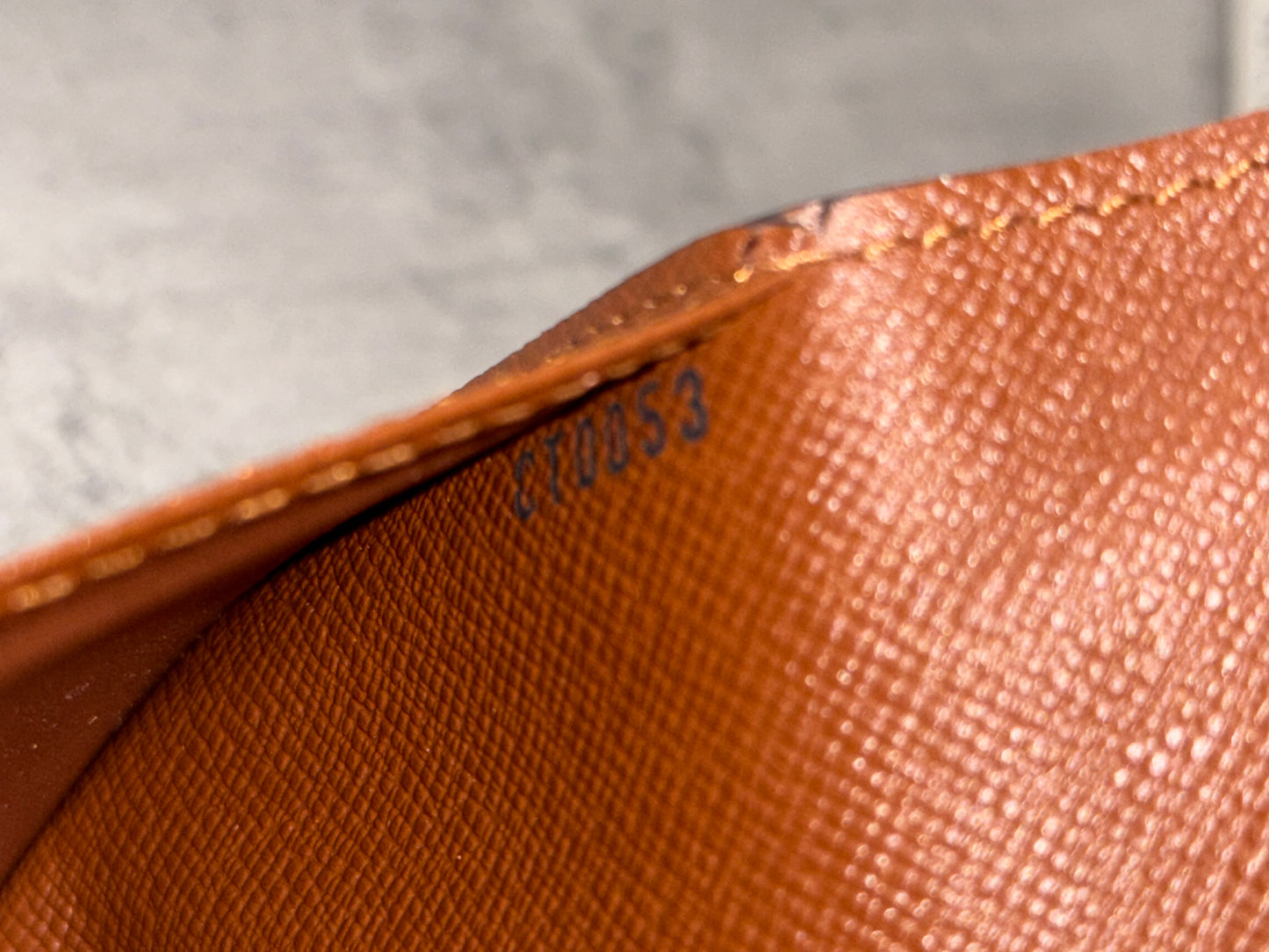 LV CHECKBOOK/WALLET