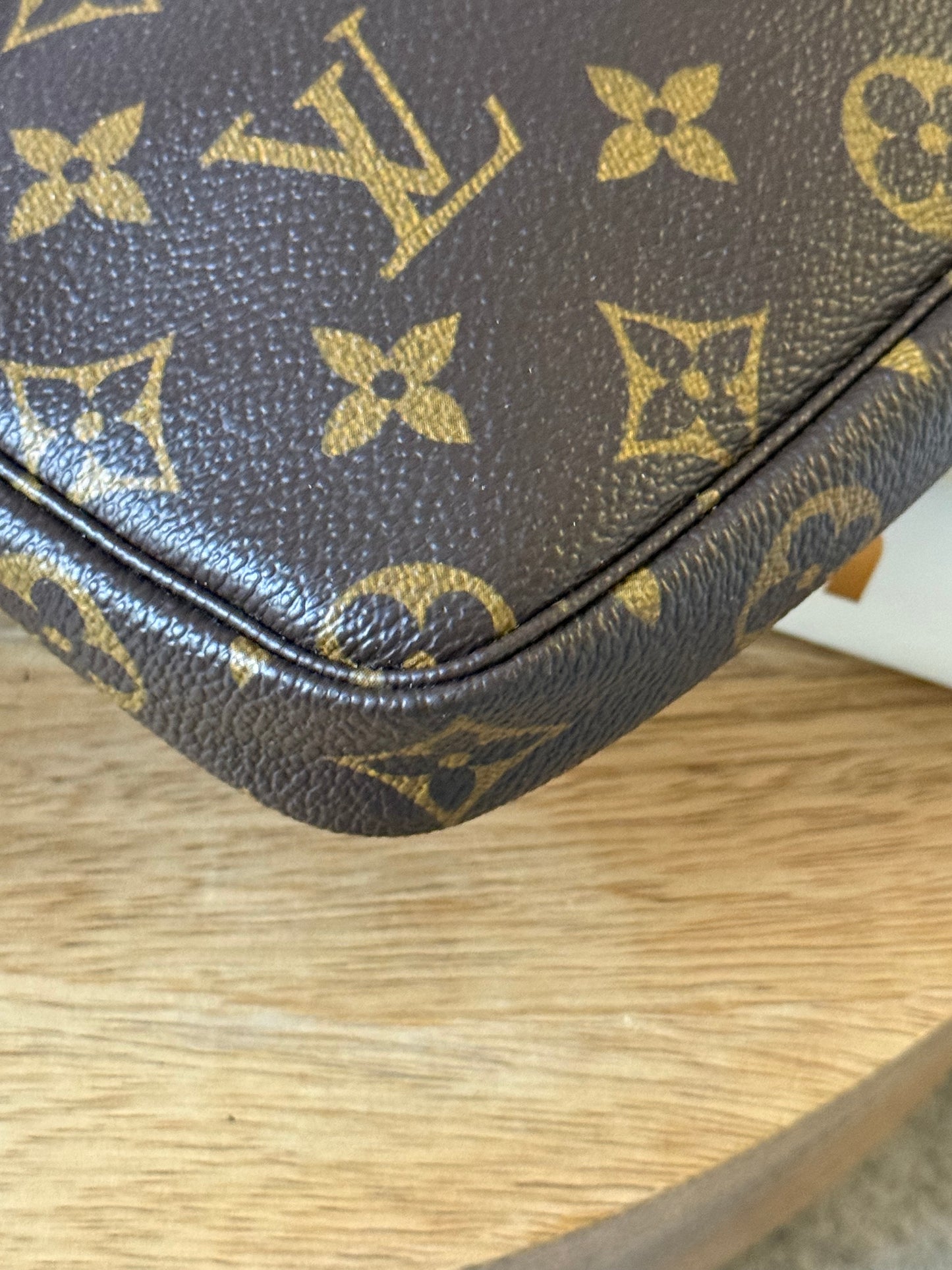 LV Bucket Pochette