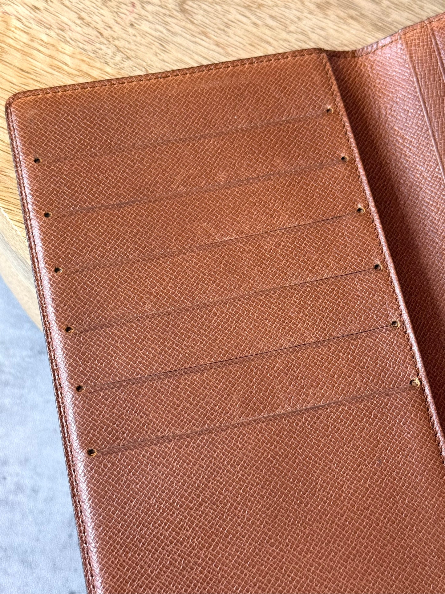 LV checkbook/Planner