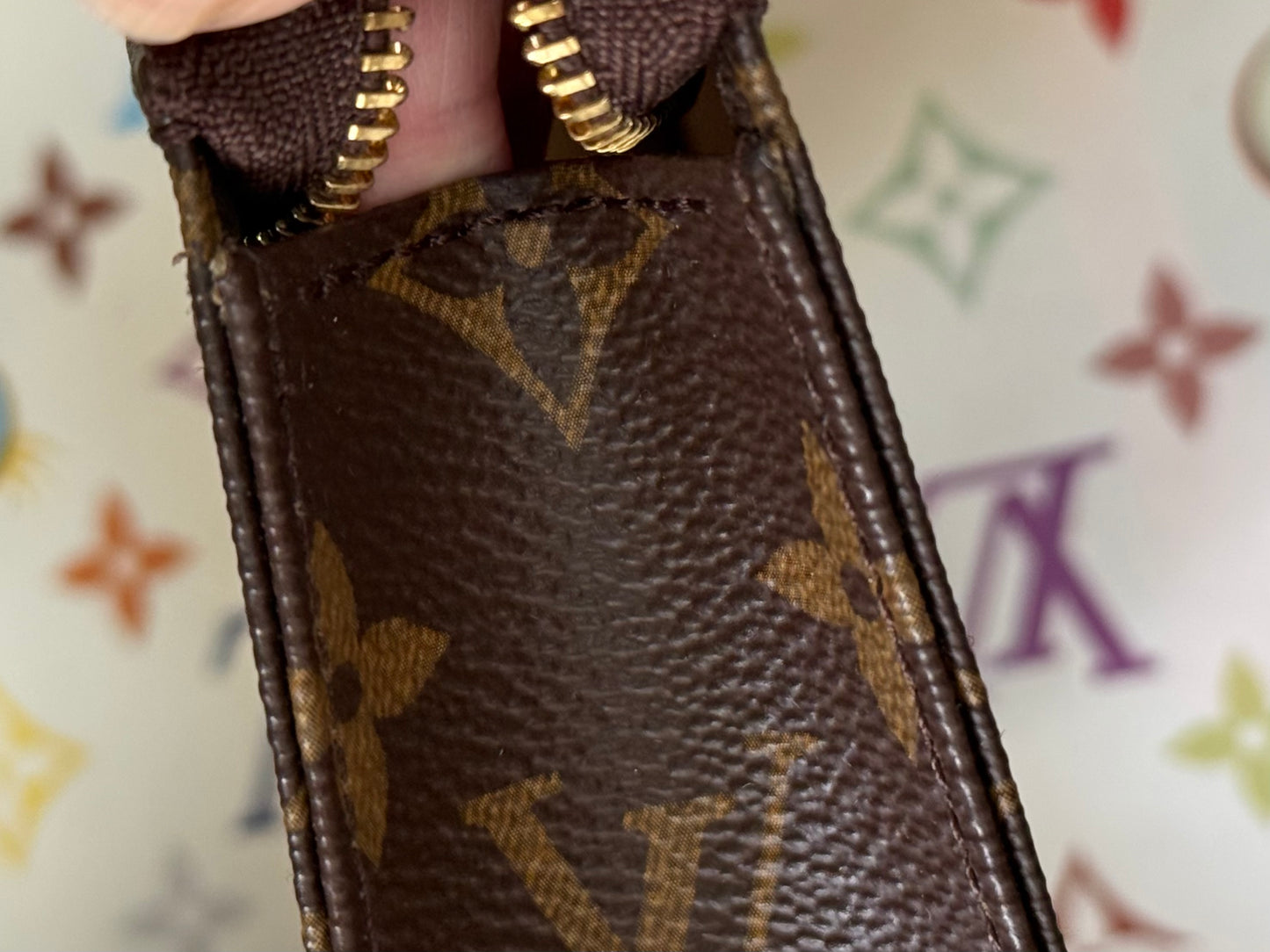 LV Toiletry 15