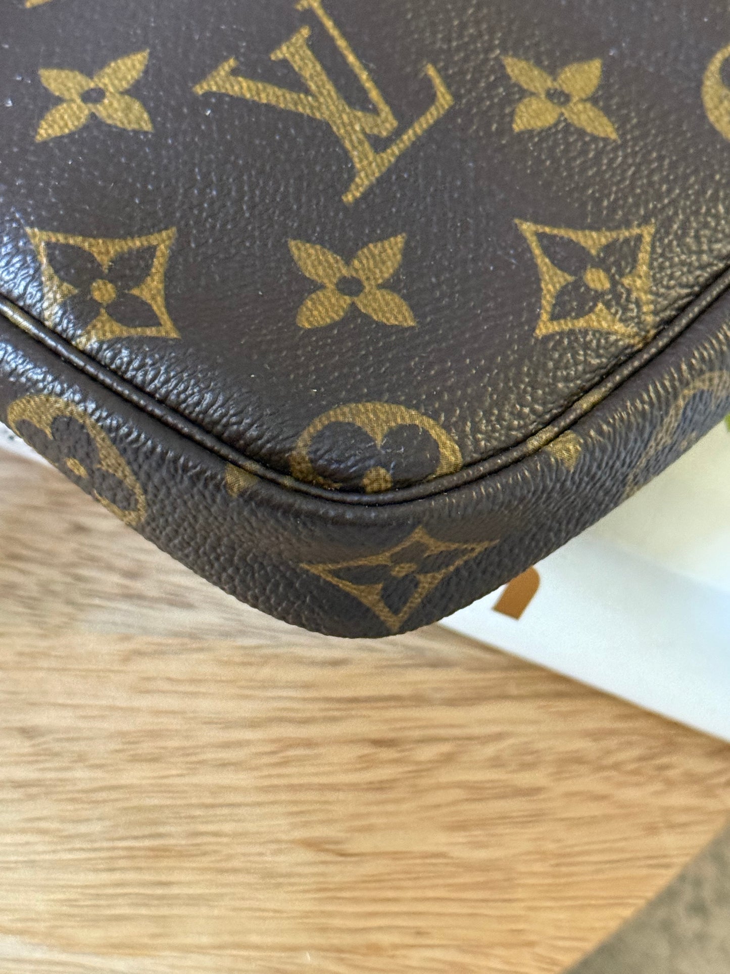 LV Bucket Pochette