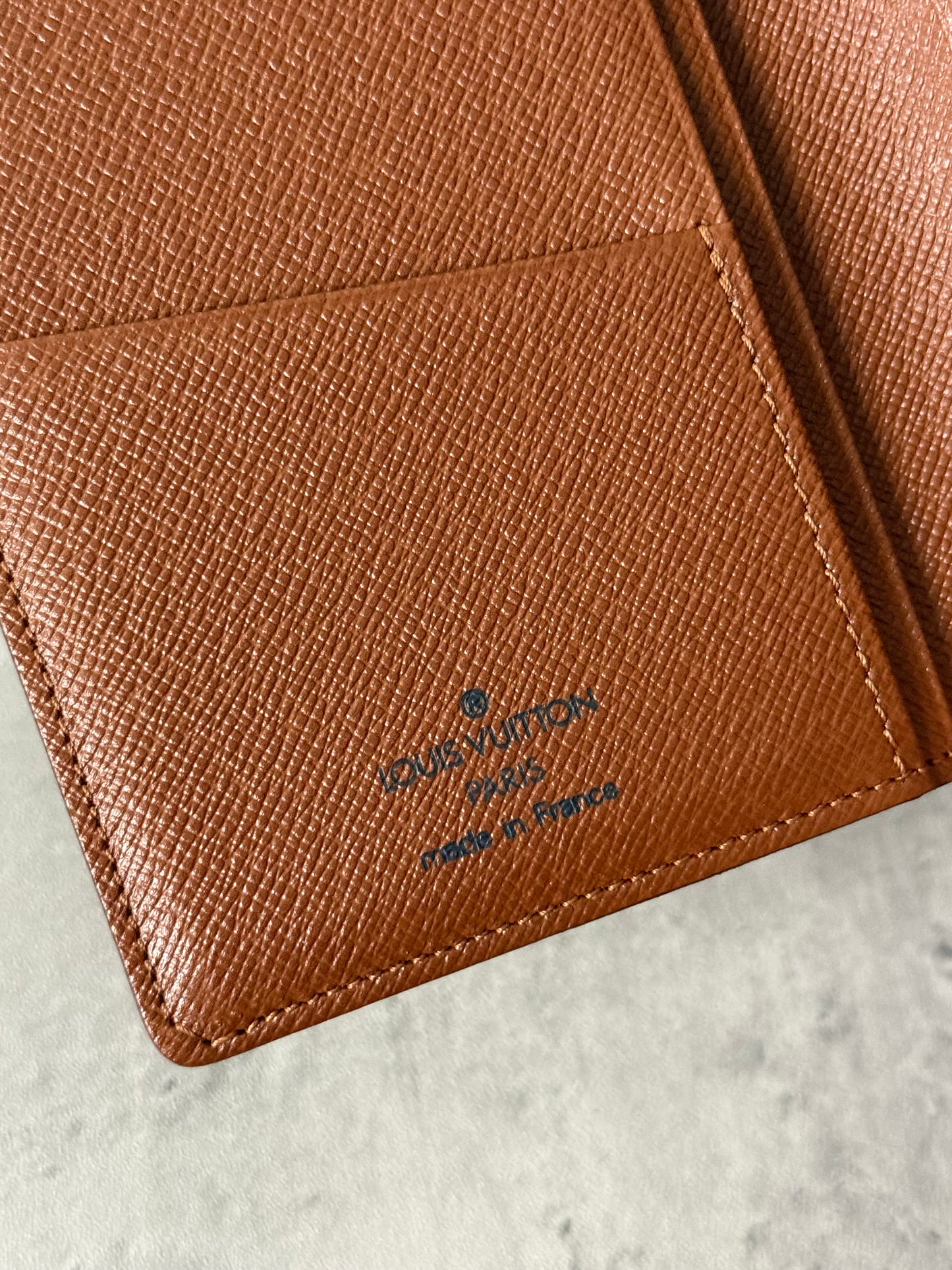 LV CHECKBOOK/WALLET