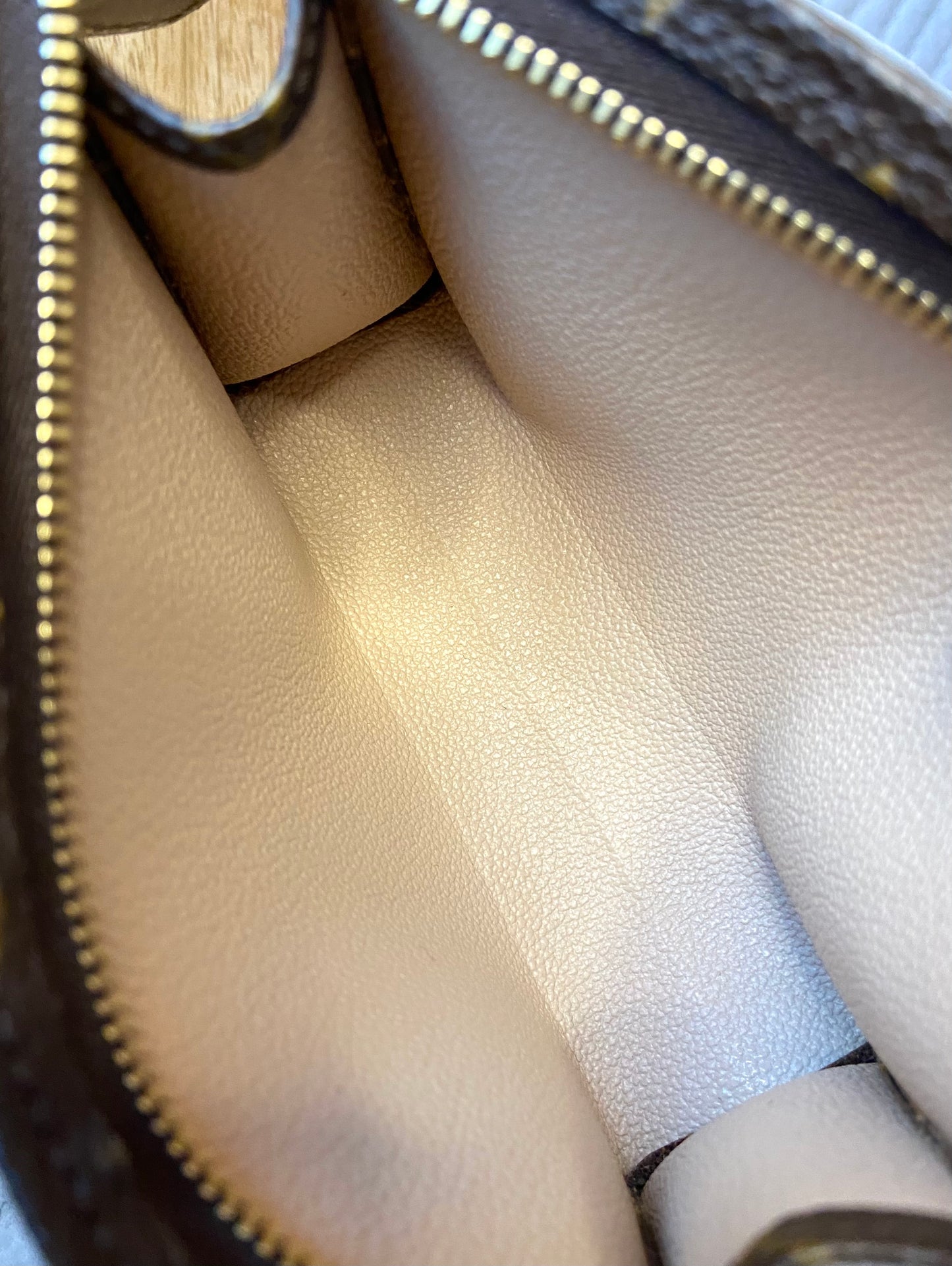 LV Toiletry 15