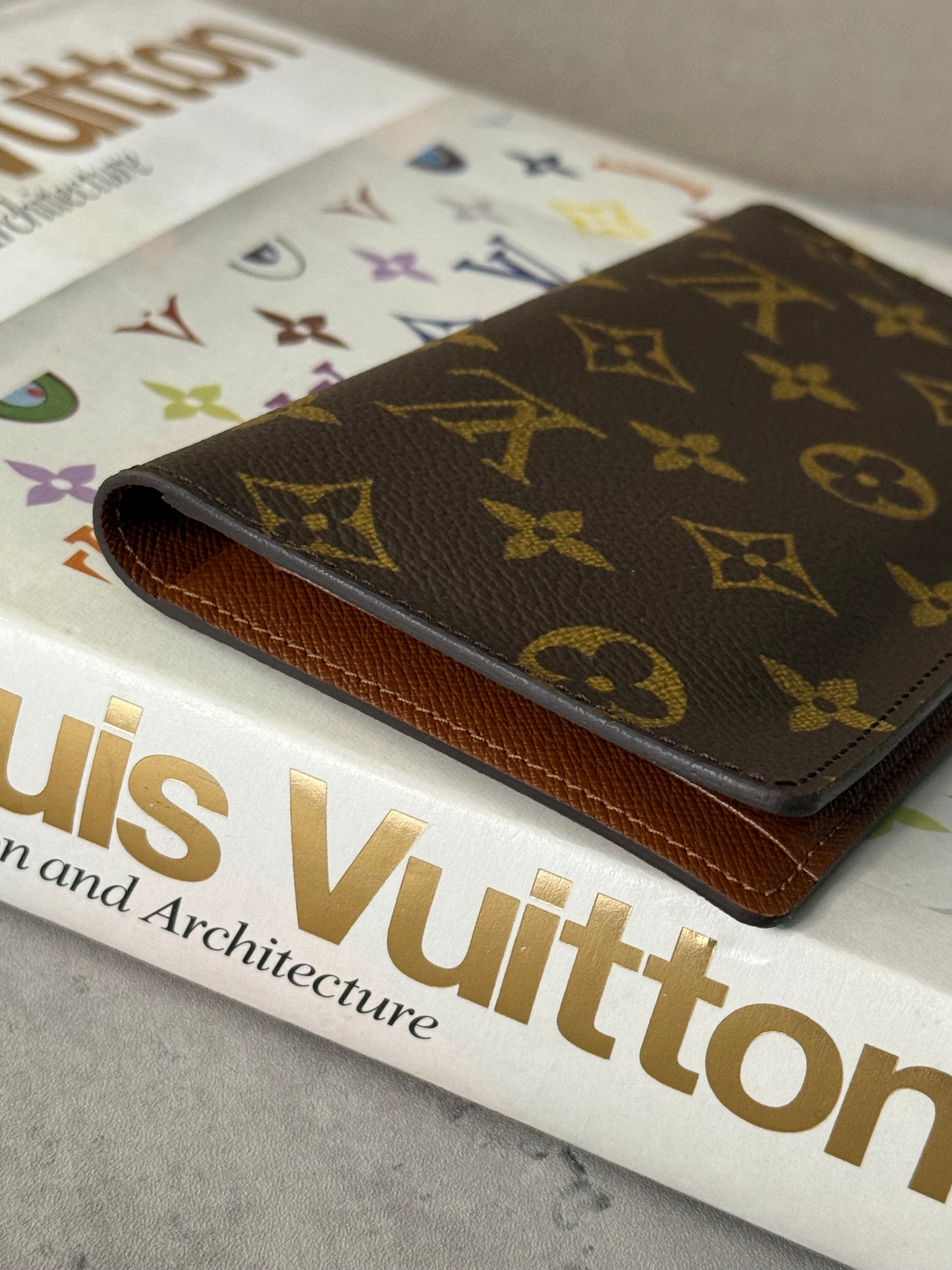 LV CHECKBOOK/WALLET