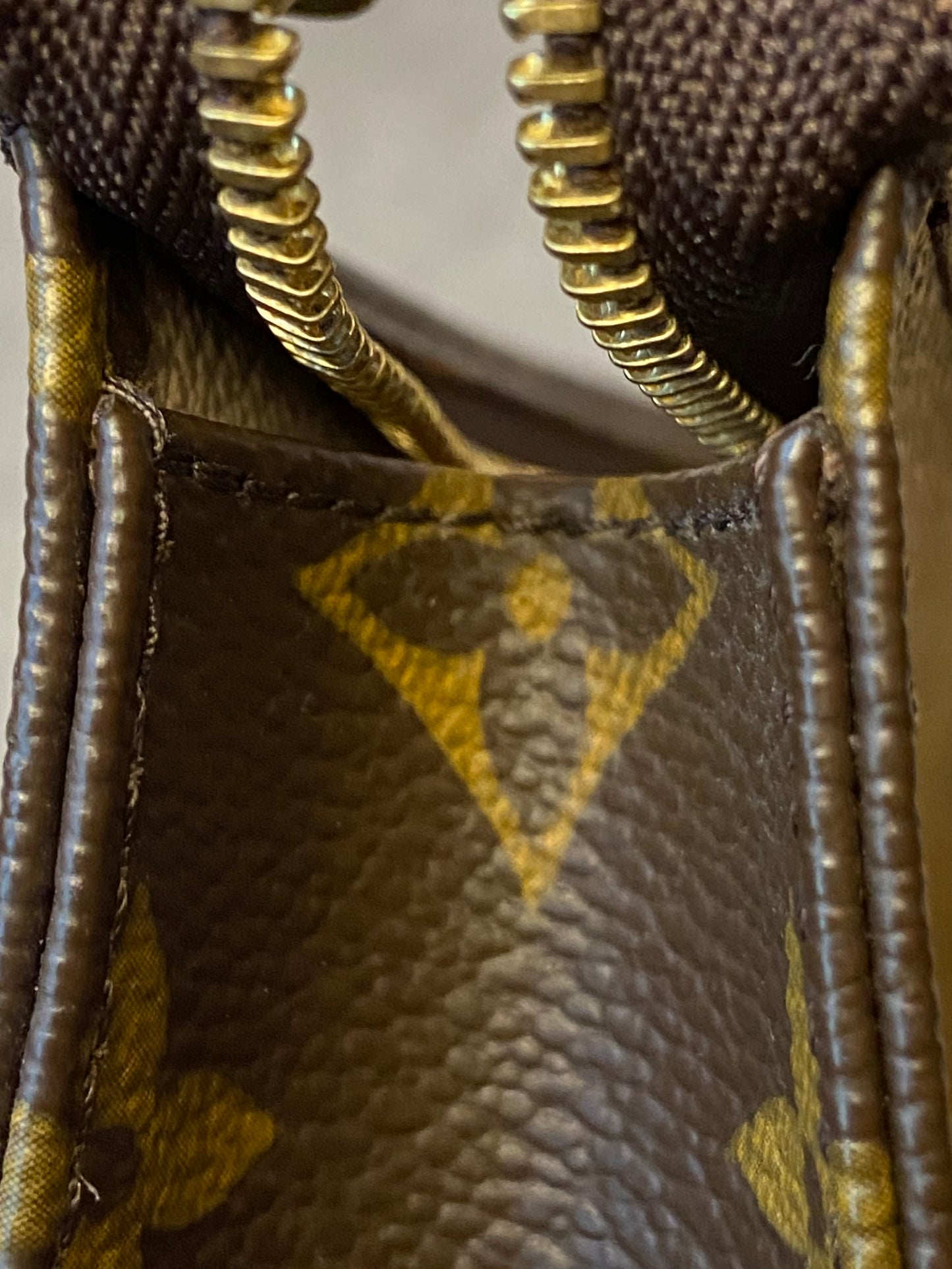 LV Toiletry 15